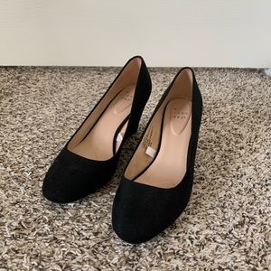 Black Wedge Pumps!